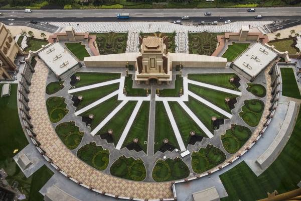 <p>Главният вход на Studio City casino resort, разработен от Melco Crown Entertainment Ltd., в навечерието на откриването в Макао, Китай на 26 октомври 2015. Photographer: Xaume Olleros/Bloomberg</p>
