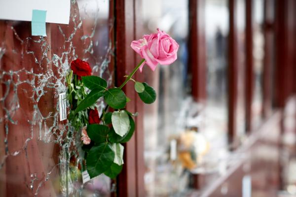<p>Роза в разбитото от куршуми стъкло на ресторант Le Carillon - един от обектите на атентатите в Париж.</p>

<p>Понеделник, 16 ноември 2015 бе последният от трите дни на национален траур заради атентатите, при които загинаха 129 души.</p>

<p>Photographer: Simon Dawson/Bloomberg</p>

