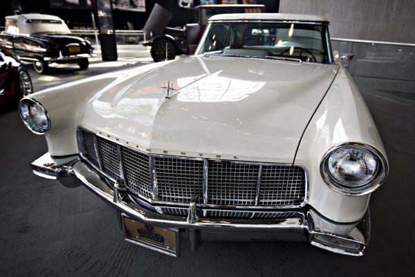 <p>Lincoln Continental Mark II от 1957 на Ford Motor Co., продавана на търг от Saratoga Auto Auction на Автосалона в Ню Йорк.</p>
