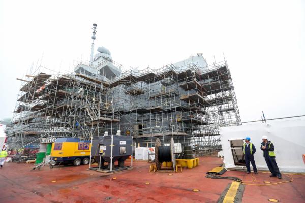 <p>Работници на флайтдека на новия самолетоносач HMS Queen Elizabeth, строен от Aircraft Carrier Alliance, обединение между BAE Systems, Thales SA, Babcock International Group Plc и Министерството на отбраната на Великобритания в корабостроителницата Babcock в Росит на 19 май 2016.&nbsp; част Програма за $11 млрд включва втори самолетоносач от същия тип, HMS Prince of Wales.</p>

<p>Самолетоносачът е боядисан в &quot;battleship grey&quot; с 250 000 тона боя, нанесена в 7 слоя. Разполага със собствена интегрирана система за управление на отпадъците.</p>

<p>&nbsp;</p>
