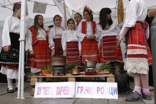 <p>Деца от основно <a href="https://www.facebook.com/%D0%9E%D0%A3-%D0%9F%D0%B5%D1%82%D1%8A%D1%80-%D0%9F%D0%B0%D1%80%D1%87%D0%B5%D0%B2%D0%B8%D1%87-%D0%B3%D1%80%D0%A7%D0%B8%D0%BF%D1%80%D0%BE%D0%B2%D1%86%D0%B8-166868070011796/timeline/">училище &quot;Петър Парчевич&quot;</a> от Чипровци показаха традиционна кухня и автентични носии.</p>

<p>Към училището работи школа по килимарство &quot;Духовно огледало&quot;.</p>
