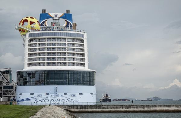 <p>Spectrum of the Seas на котва в Marina Bay Cruise Center, 21 май 2019. Сингапур. Photographer: Bryan van der Beek/Bloomberg</p>
