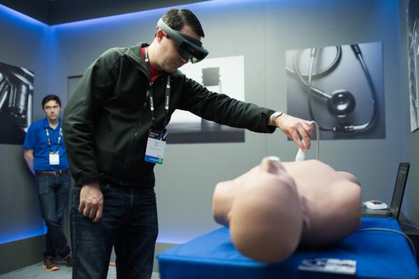<p>Посетител с шлем Microsoft HoloLens по реме на демонстрация на CAE Healthcare Vimedix AR на конференцията за програмисти Build в Сиатъл на 7 май 2018. Photographer: Grant Hindsley/Bloomberg.</p>

<p>Microsoft ще позволи на потребителите да използват система от чипове, които е разработил, обработващи данните на AI по-евтино и по-бързо. Проектът се начира Project Brainware.</p>

<p>Първата услуга Brainware ще ускори разпознаването на изображения, каза Дъг Бъргър, инженер в Microsoft Research, който работи по стратегията за развитие на чиповете за облака.</p>
