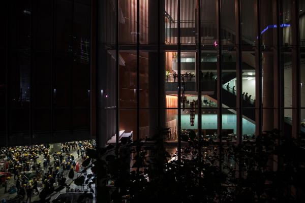 <p>Демонстрантите в Хонконг нахлуха в парламента в хонконг, Китай на 1 юли 2019.</p>

<p>Напрежението драматично ескалира с искания за оттегляне на Закона за екстрадицията, въпреки че местната управителка на Хонконг каза, че го спира.</p>
