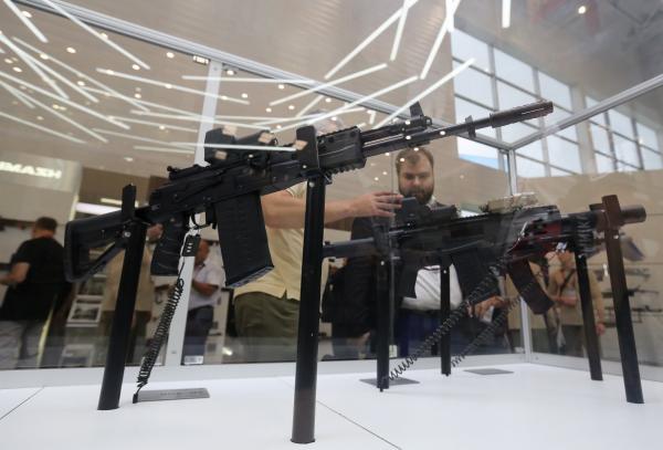 <p>Новите Калашников, включително AK-308, в ляво, на изложението Армия-2018 в Кубинка, Московска област, Русия. 21 август 2018. Photographer: Andrey Rudakov/Bloomberg.</p>

<p>&nbsp;</p>

