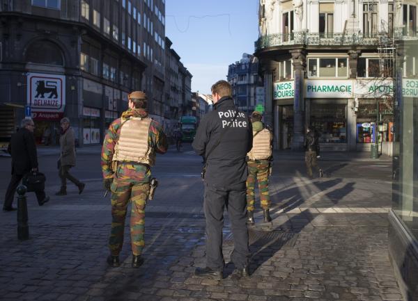<p>Издирването на заподозрян за атентатите в Париж предизвика блокиране на живота в Белгия.</p>

<p>Photographer: Jasper Juinen/Bloomberg</p>
