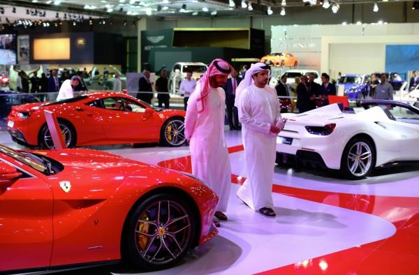 <p>Посетители минават край последния модел на Ferrari 488 GTB на изложението за автомобили Dubai Motor Show в Световния търговски център в Дубай, ОАЕ на 10 ноември 2015.</p>

<p>Photographer: Jasper Juinen/Bloomberg</p>
