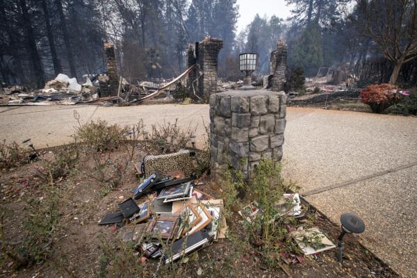 <p>Най-голямата електрическа компания в Калифорния изпадна в криза заради хипотезата, че искра от съоръженията й е предизвикала горските пожари в щата, съобщи Bloomberg.</p>
