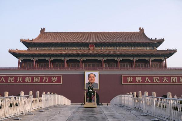 <p>Войник пред портрета на китайския лидер Мао Дзедун на площад Тянанмън в Пекин. 4 март 2019. Photographer: Giulia Marchi/Bloomberg.</p>
