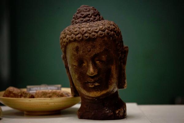 <p>Декоративна глава на Буда в завода Theo в Сиатъл, САЩ, на 2 февруари 2015.</p>

<p>През 2015 цената на стоките пада, но, след дъното през 2012, сега какаото връща позициите си от 2011.</p>

<p>Снимка: David Ryder/Bloomberg</p>
