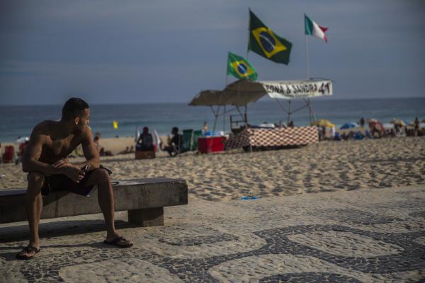 <p>Младеж пред плажа Ипанема, в Рио де Жанейро, Бразилия. 24 август 2018. Photographer: Dado Galdieri/Bloomberg.</p>

<p>След като безработицата в Бразилия започна да се наближава 13%, учениците започнаха да увеличават годините, които прекарват в колежа.</p>

