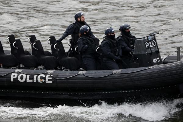 <p>Лодка на полицията по Темза. Лондон. 23 март 2017. Photographer: Simon Dawson/Bloomberg.</p>
