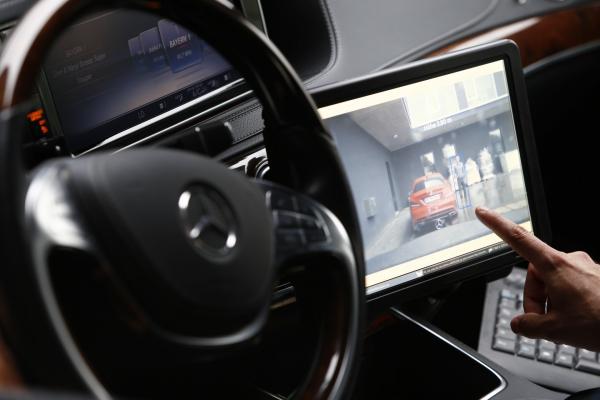 <p>Daimler AG планира да предложи автономни шатъли по обществените пътища в Калифорния от 2019, използвайки подема и надпреварата за разработване на автономни коли като Waymo на Alphabet или конкурента си BMW AG, съобщи Bloomberg.</p>
