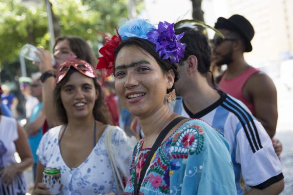 <p>Участничка във феминисткия карнавал, облечена като Фрида Кало.</p>

<p>В сезона на карнавала в Бразилия стотици жени излизат по улиците, за да се подиграят на социалната стигма над техните права, сексуалност и свободи.</p>

<p>Photographer: Nadia Sussman/Bloomberg</p>
