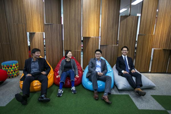 &lt;p&gt;Кан Су-Де, основател на Microcore, в ляво, Ун Джи Хие, основател на Artshare, Пак Му Уол, основател на Ciel Inc. и Ли Кеон-Дон, основател на Walnut в Samsung Electronics Co. Creative Lab (Samsung C- Lab) в центъра за креативна икономика и иновации в (CCEI Daegu) - Даегу, Южна Корея, 19 ноември 2015.&lt;/p&gt;

&lt;p&gt;Photographer: Jean Chung/Bloomberg&lt;/p&gt;
