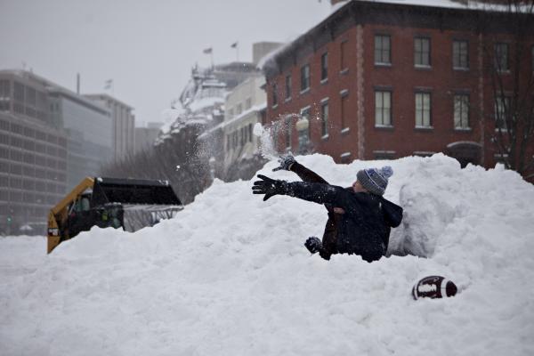 <p>Рекордни снеговалежи паднаха по Източното крайбрежие на САЩ и Канада. Това позволи на децата да започнат бой със снежни топки на Пенсилвания авеню, Вашингтон на 23 януари 2016.</p>

<p>Кметът на Вашингтон Мюриел Боусър се извини публично за проблемите, предизвикани от бурята, която жителите на столицата нарекоха Snowzilla. Кметът Боусър каза, че екипите са работили в събота и неделя.</p>

<p>Photographer: Andrew Harrer/Bloomberg</p>
