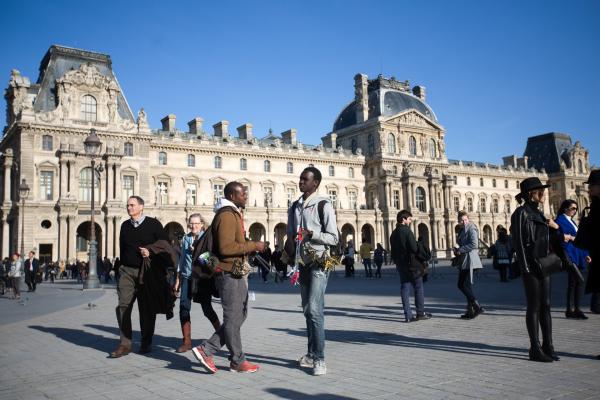 <p>Търговците на сувенири бяха на обичайните си места пред Лувъра в неделя, 15 ноември 2015, два дни след серията атентати в Париж. Мерките за сигурност във френската столица са повишени.</p>

<p>Photographer: Simon Dawson/Bloomberg</p>

<p>&nbsp;</p>
