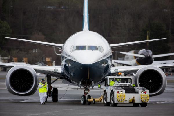 <p>Още три 737Max ще направят тестови полети тази година. Всяка грешка в развитието на програмата ще струва скъпо на Boeing, който се опитва да настигне по продажби А320neo на Airbus. Новият 737Max ще трябва да компенсира загубите от намаленото производство на най-скъпите 777 и 747.</p>

<p>Photographer: Mike Kane/Bloomberg</p>
