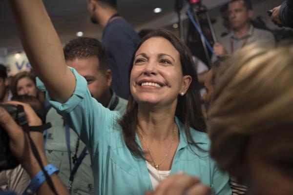 <p>Мария Корина Мачадо, лидер на опозицията ликува при обяваване на предварителните резултати в Каракас на 7 декември 2015.</p>

<p>Избирателната активност бе 74%. Новите депутати ще заседават от 5 януари 2016.</p>

<p>Новината бе отбелязана с фойерверки и сирени в Чакао, Каракас. в Кравтал Алтамира в столицата се събраха хиляди привърженици на опозицията.</p>

<p>Photographer: Carlos Becerra/Bloomberg</p>
