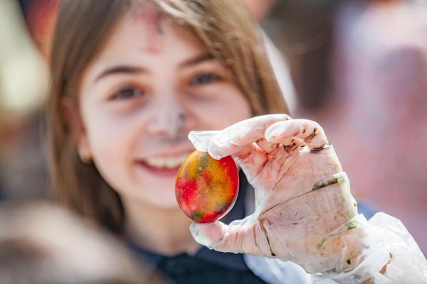<p>Боядисване на яйца на площада пред църквата Света Неделя. София, 25 април 2019. Снимки: Димитър Кьосемарлиев/Investor Media Group.</p>
