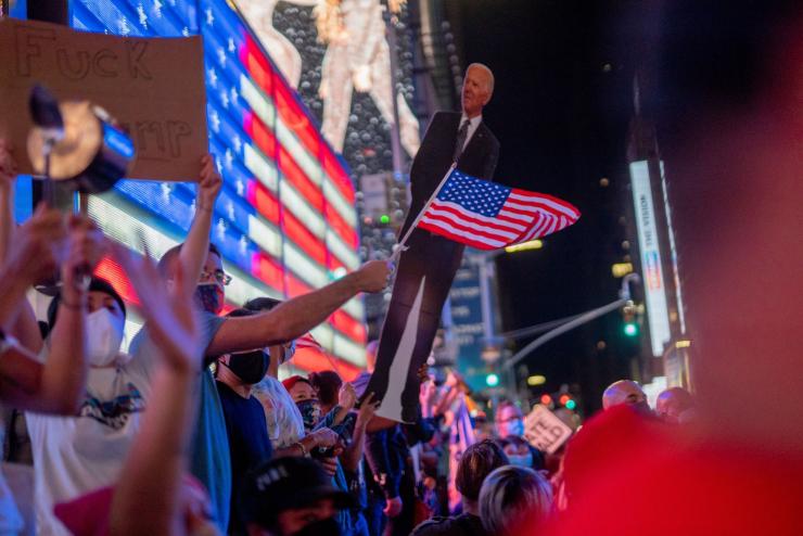 Поддръжници празнуват