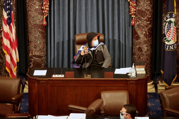 Протестиращ, седящ