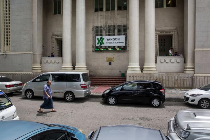 Пешеходец минава